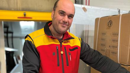 Mahmoud Hussein beim Beladen seines DHL-Transporters.