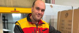 Mahmoud Hussein beim Beladen seines DHL-Transporters.