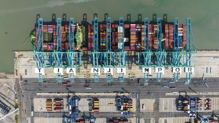 Dieses Luftbild zeigt ein Containerschiff im intelligenten kohlenstofffreien Terminal des Tianjin-Hafens in der nordchinesischen Stadt Tianjin.