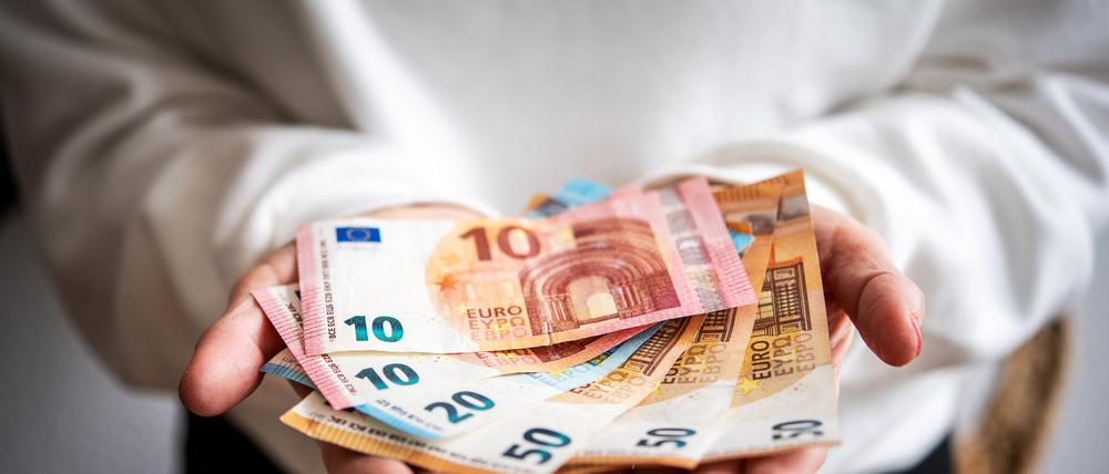 Die Bedingungen für Zinsen aufs Tagesgeld und Festgeld unterscheiden sich je nach Bank derzeit deutlich.