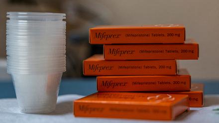Mifepriston-Pillen in ihrer Verpackung.