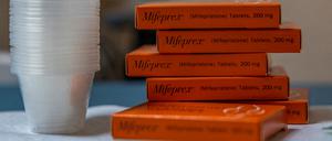 Mifepriston-Pillen in ihrer Verpackung.