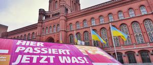 Ein Plakat mit dem Schriftzug «Hier passiert jetzt was» steht nach der Wiederholungswahl zum Berliner Abgeordnetenhaus vor dem Roten Rathaus. +++ dpa-Bildfunk +++