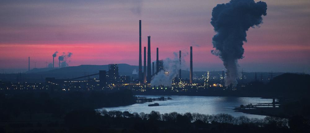 Dampf steigt vom Thyssen-Krupp Stahlwerk Duisburg auf.
