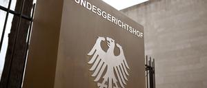 Ein Hinweisschild mit Bundesadler und dem Schriftzug Bundesgerichtshof, aufgenommen vor dem Bundesgerichtshof (BGH). 
