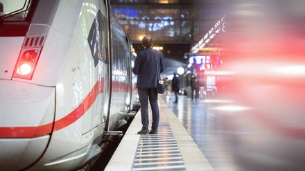 Ein Zugbegleiter steht am Hauptbahnhof an einem ICE. In Fulda findet am 28. Februar der Auftakt der Tarifverhandlungen zwischen der Gewerkschaft EVG und der Deutsche Bahn AG sowie weiteren rund 50 Bahnunternehmen statt.