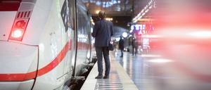 Ein Zugbegleiter steht am Hauptbahnhof an einem ICE. In Fulda findet am 28. Februar der Auftakt der Tarifverhandlungen zwischen der Gewerkschaft EVG und der Deutsche Bahn AG sowie weiteren rund 50 Bahnunternehmen statt.