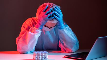 Der Arbeitsmarkt in der Wissenschaft ist von starker Konkurrenz geprägt: Manche nehmen viel in Kauf, um dem Ziel einer Professur näher zu kommen.
