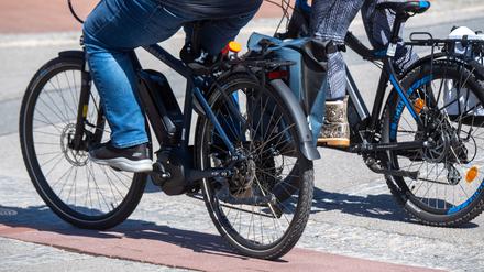 Touristen fahren mit Elektrorädern durch das Ostseebad auf der Insel Usedom. Fahrer von E-Bikes haben im vergangenen Jahr in NRW mehr als 3200 Unfälle verursacht.