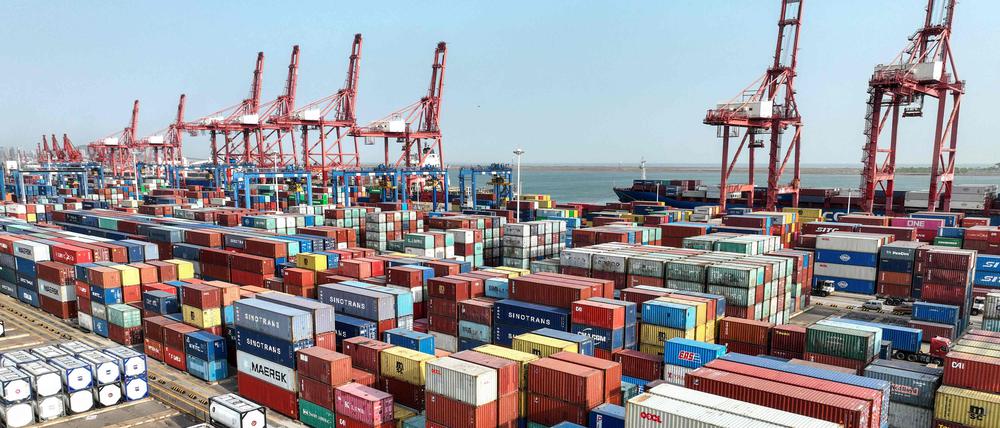 Viele deutsche Unternehmen haben zuletzt ihre China-Investitionen verstärkt. Das Bild zeigt den Containerhafen von Lianyungang in der Provinz Jiangsu.