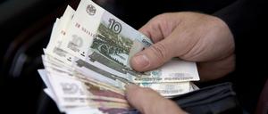 Hände mit russischen Rubel, aufgenommen am 10.06.2009 in Moskau. (Symbolbild)