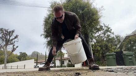 Arnold Schwarzenegger repariert ein Schlagloch in einer Straße in seinem Viertel in Los Angeles. Genervt von einem riesigen Schlagloch in seiner Nachbarschaft, nahm Schwarzenegger eine Schaufel und füllte es selbst.