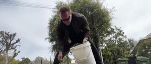 Arnold Schwarzenegger repariert ein Schlagloch in einer Straße in seinem Viertel in Los Angeles. Genervt von einem riesigen Schlagloch in seiner Nachbarschaft, nahm Schwarzenegger eine Schaufel und füllte es selbst.