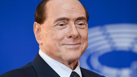 Der ehemalige italienische Regierungschef Silvio Berlusconi nimmt am europäischen Trauerakt für den verstorbenen Altkanzler Helmut Kohl im EU-Parlament in Straßburg teil.