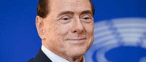 Der ehemalige italienische Regierungschef Silvio Berlusconi nimmt am europäischen Trauerakt für den verstorbenen Altkanzler Helmut Kohl im EU-Parlament in Straßburg teil.