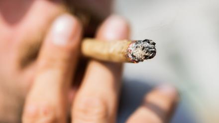 Ein Mann raucht bei der Auftaktkundgebung einer Demonstration für eine zügige Legalisierung von Cannabis, dem «Global Marijuana March 2022», am Brandenburger Tor einen Joint mit Medizinalcannabis.