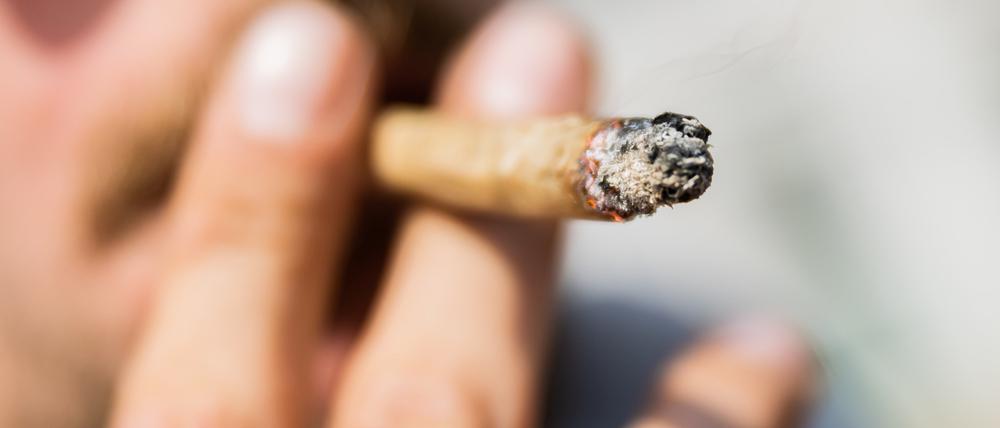 Ein Mann raucht bei der Auftaktkundgebung einer Demonstration für eine zügige Legalisierung von Cannabis, dem «Global Marijuana March 2022», am Brandenburger Tor einen Joint mit Medizinalcannabis.
