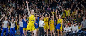 .Lucy Reuß und ihre Teamkolleginnen feuern sich gegenseitig an.