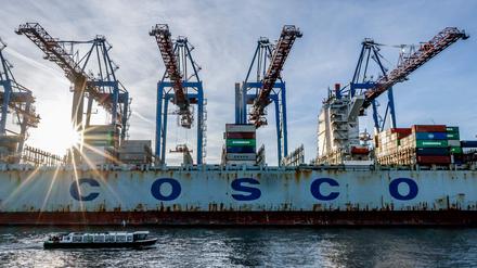 Der chinesische Frachter ‘COSCO Pride’ der COSCO Shipping Corporation wird am Tollerort Container Terminal im Hafen von Hamburg entladen. 