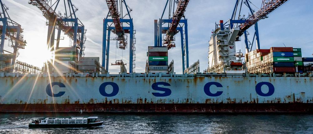 Der chinesische Frachter ‘COSCO Pride’ der COSCO Shipping Corporation wird am Tollerort Container Terminal im Hafen von Hamburg entladen.