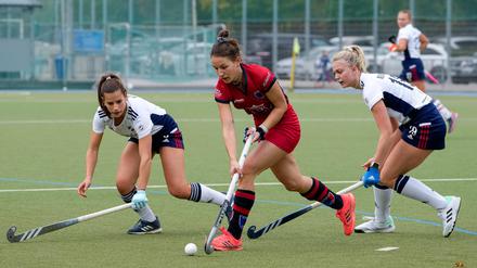 Umkämpftes Spiel. Viola Scharf (m.) und ihre Teamkolleginnen vom BHC erzwangen zuletzt immerhin ein Unentschieden gegen den Mannheimer HC.