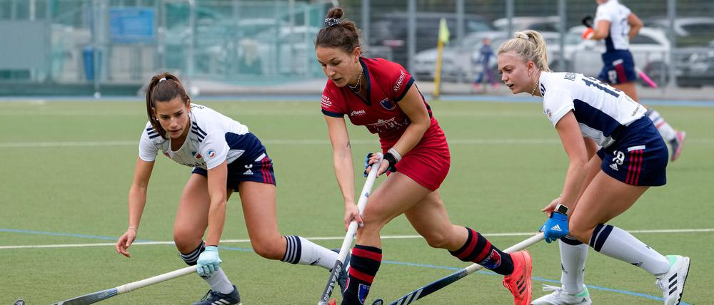 Umkämpftes Spiel. Viola Scharf (m.) und ihre Teamkolleginnen vom BHC erzwangen zuletzt immerhin ein Unentschieden gegen den Mannheimer HC.
