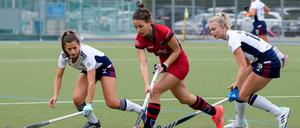 Umkämpftes Spiel. Viola Scharf (m.) und ihre Teamkolleginnen vom BHC erzwangen zuletzt immerhin ein Unentschieden gegen den Mannheimer HC.
