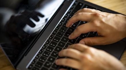 Fahrig auf der Tastatur herumhacken und den Curser per Computermaus auf lange Wege schicken – das kann ein Zeichen von Stress im Arbeitsalltag sein.