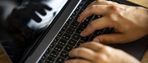 Fahrig auf der Tastatur herumhacken und den Curser per Computermaus auf lange Wege schicken – das kann ein Zeichen von Stress im Arbeitsalltag sein.