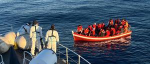 Italiens Küstenwache nimmt Flüchtlinge südöstlich von Sizilien auf. 