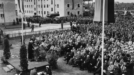 Die Eröffnung des Notaufnahmelagers war ein Großereignis. Die Schaulustigen standen sogar auf den Dächern.