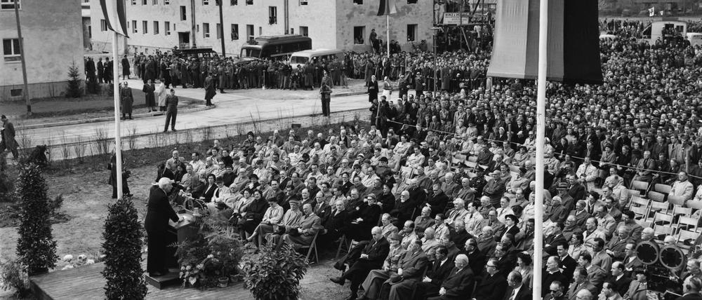 Die Eröffnung des Notaufnahmelagers war ein Großereignis. Die Schaulustigen standen sogar auf den Dächern.
