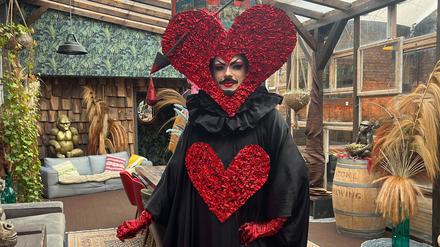 Dragqueen Bambi Mercury macht Werbung für Tinder.