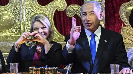 Osterglück. Benjamin Netanjahu, Premierminister von Israel, und seine Frau Sara feiern die Mimouna am Ende des jüdischen Pessachfestes.