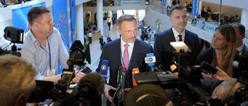 Christian Lindner macht Pressearbeit im Gebäude des Internationalen Währungsfonds in Washington.