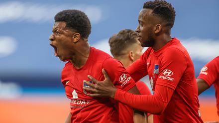 Wie einst im Mai. Beim letzten Aufeinandertreffen in Gelsenkirchen bescherte Jessic Ngankam (l.) Hertha mit seinem Tor einen wichtigen Sieg auf dem Weg zum Klassenerhalt.