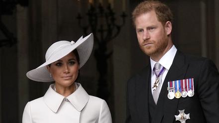 ARCHIV - 03.06.2022, Großbritannien, London: Der britische Prinz Harry, Herzog von Sussex, und seine Frau Meghan, Herzogin von Sussex, verlassen nach einem Gottesdienst die St. Paul's Cathedral. (zu dpa "Happy End oder Pflichtbesuch? - Harrys einsame Reise zur Krönung") Foto: Matt Dunham/Pool AP/dpa +++ dpa-Bildfunk +++