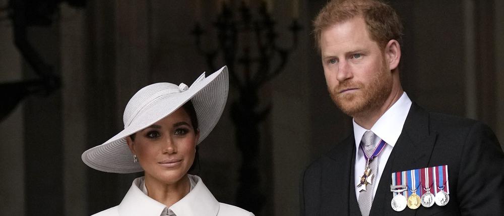 ARCHIV - 03.06.2022, Großbritannien, London: Der britische Prinz Harry, Herzog von Sussex, und seine Frau Meghan, Herzogin von Sussex, verlassen nach einem Gottesdienst die St. Paul's Cathedral. (zu dpa "Happy End oder Pflichtbesuch? - Harrys einsame Reise zur Krönung") Foto: Matt Dunham/Pool AP/dpa +++ dpa-Bildfunk +++
