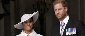 ARCHIV - 03.06.2022, Großbritannien, London: Der britische Prinz Harry, Herzog von Sussex, und seine Frau Meghan, Herzogin von Sussex, verlassen nach einem Gottesdienst die St. Paul's Cathedral. (zu dpa "Happy End oder Pflichtbesuch? - Harrys einsame Reise zur Krönung") Foto: Matt Dunham/Pool AP/dpa +++ dpa-Bildfunk +++