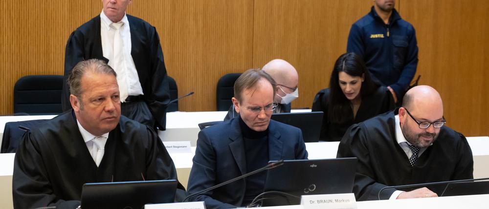 Der frühere Wirecard-Vorstandschef Markus Braun (vorne M) sitzt zum Prozessauftakt zwischen seinen Anwälten Alfred Dierlamm (vorne l.) und Nico Werning (vorne r.) im Gerichtssaal. 