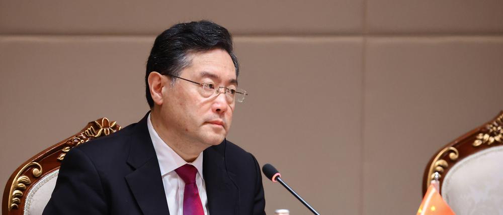 Chinas Außenminster Qin Gang (57) auf einer Konferenz in Usbekistan.