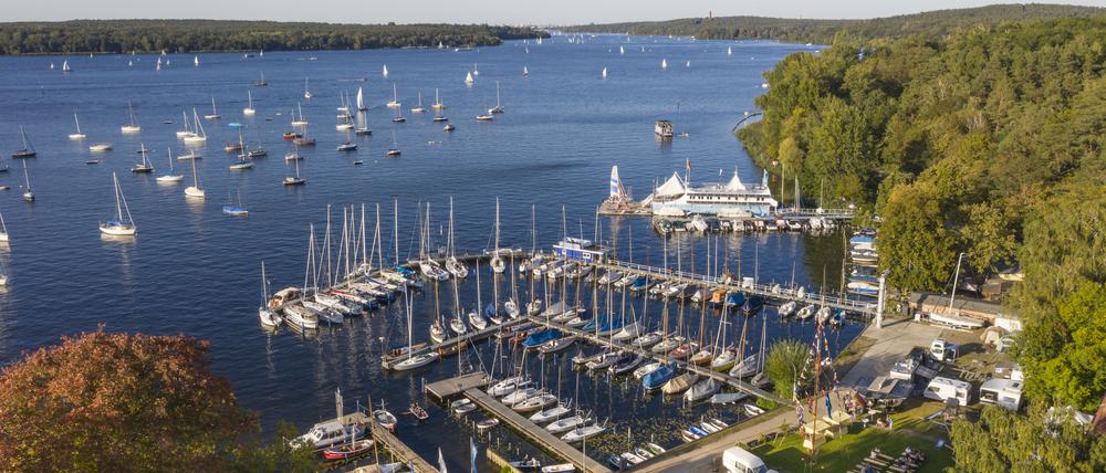 Das Gelände der Seglervereinigung 1903, kurz SV03, an der Havel. Der Hafen liegt in der Bucht vor Schwanenwerder.