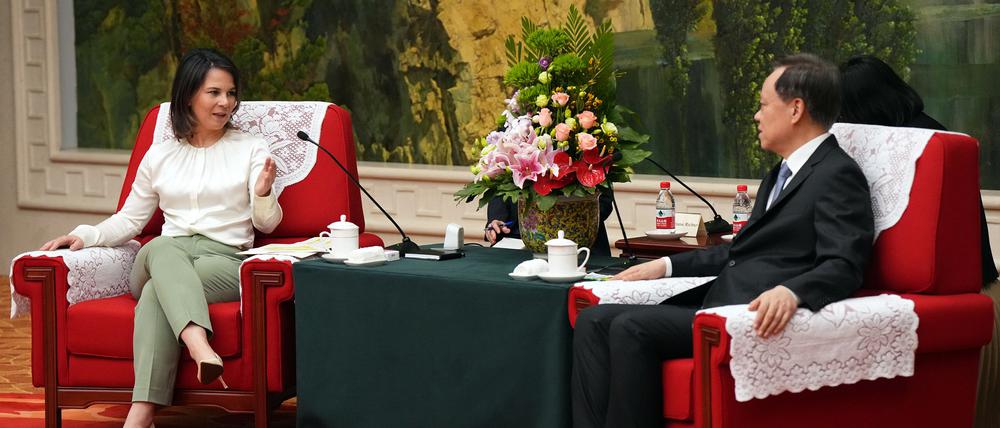 Außenministerin Annalena Baerbock und Chen Min·er, Parteisekretär der Stadt Tianjin, unterhalten sich im Saal des Gästehauses.