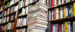 ARCHIV - 17.08.2020, Hessen, Frankfurt/Main: Ein Stapel neuer Bücher liegt auf einem Verkaufstisch in einer Buchhandlung im Stadtteil Bornheim. (zu dpa Zweiter Lockdown belastet Jahresbilanz des Buchhandels) Foto: Frank Rumpenhorst/dpa/Frank Rumpenhorstdpa +++ dpa-Bildfunk +++