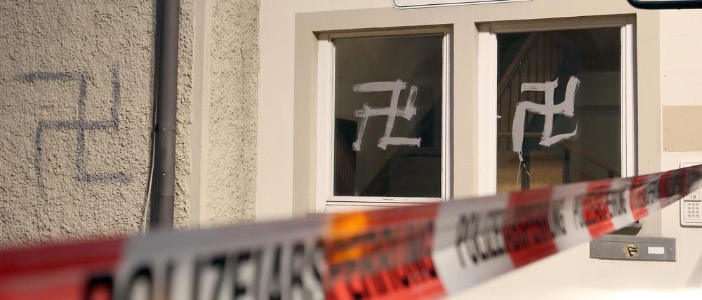 ARCHIV - 19.09.2015, Baden-Württemberg, Riedlingen: Hetzparolen und Hakenkreuze sind an der Wand einer Notunterkunft für Flüchtlinge, von unbekannten Tätern aufgepinselt worden. (zu dpa: «Deutlich weniger antisemitische Straftaten" vom 08.07.2018) Foto: Thomas Warnack/dpa +++ dpa-Bildfunk +++