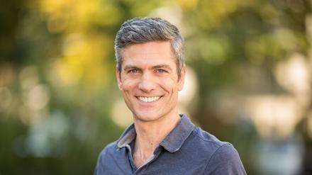 Ingo Zamperoni, Fernsehmoderator und Journalist, aufgenommen am Rande eines TV-Sets.