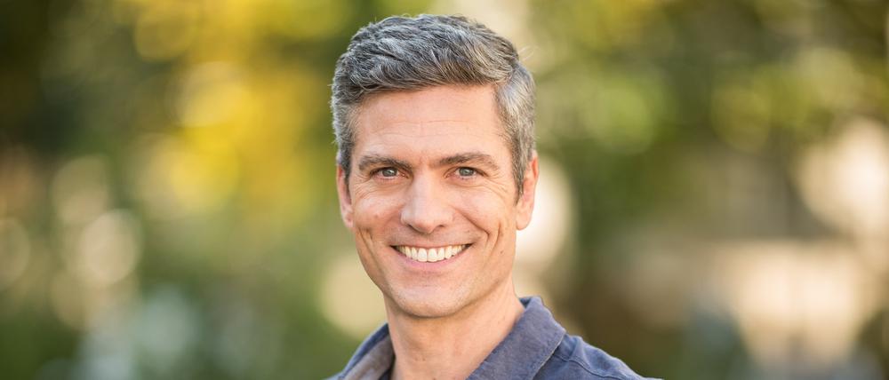 Ingo Zamperoni, Fernsehmoderator und Journalist, aufgenommen am Rande eines TV-Sets.