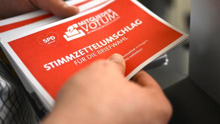 04.04.2023, Berlin: Mitarbeiter bereiten die Unterlagen für das Mitgliedervotum der SPD Berlin zum Koalitionsvertrag vor. Die Berliner SPD-Mitglieder werden aufgerufen, bis zum 21.4.2023 über eine gemeinsame Regierung mit der CDU abzustimmen. Foto: Britta Pedersen/dpa +++ dpa-Bildfunk +++