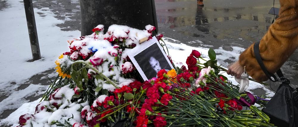 Der kremlnahen Militärblogger Wladlen Tatarski (bürgerlich: Maxim Fomin) ist am 02.04.2023 bei einer Explosion in dem Café im Zentrum der russischen Ostseemetropole St. Petersburg ums Leben gekommen.