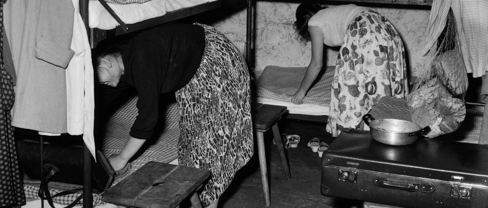 Neu eingetroffene Flüchtlinge beim Beziehen ihrer Betten im Notaufnahmelager Marienfelde 1958 in Berlin (West).